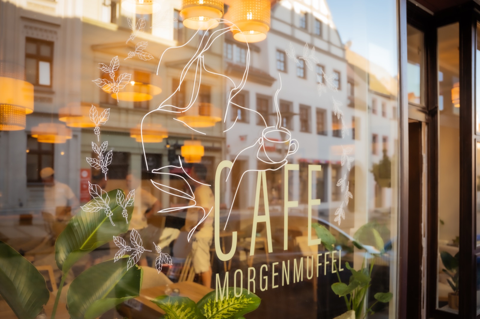 Schaufenster mit Logo des Café Morgenmuffel in Torgau