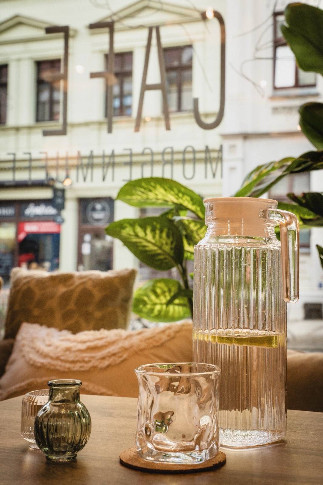 Wasserkaraffe und Glas am Fensterplatz im Café Morgenmuffel