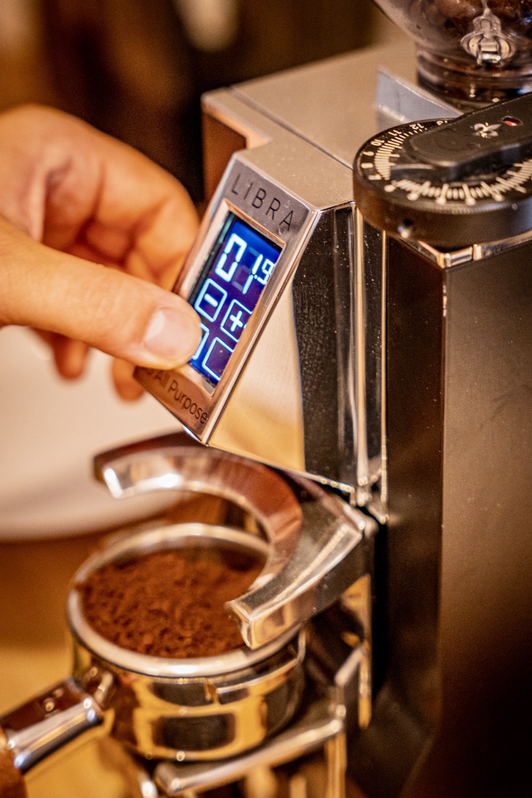 Kaffeemühle mit frisch gemahlenem Kaffee im Café Morgenmuffel