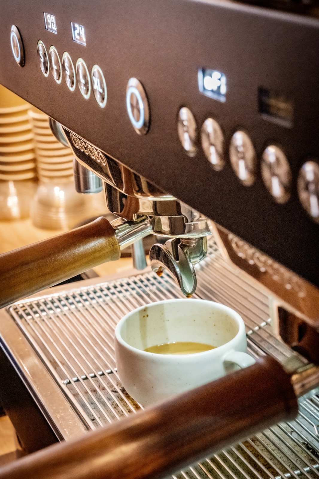 Frischer Espresso läuft in eine Tasse im Café Morgenmuffel